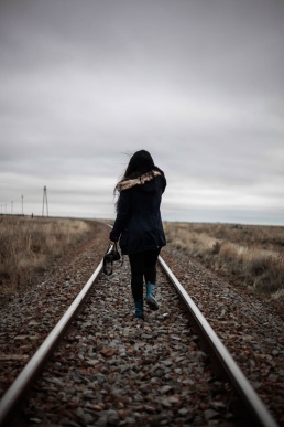 Üksildane naine raudteel
