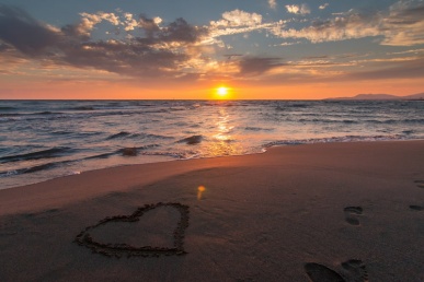 Armastus elus: süda rannaliival