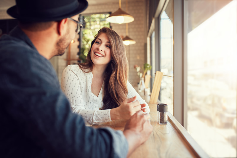 Naine ja mees suhtlevad mõnusalt kohvikus 