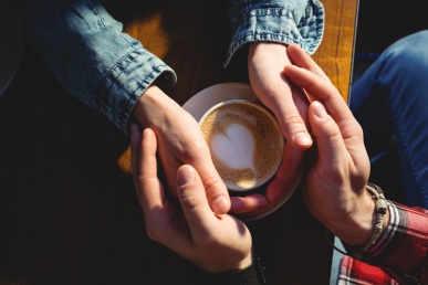Süda kohvitassis armunute käte vahel