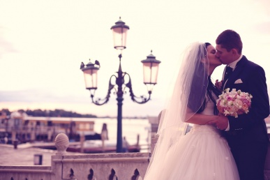 Pruutpaar suudleb Veneetsias