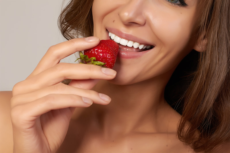 Üksik naine sensuaalselt maasikat söömas