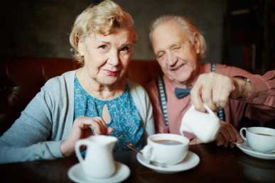 Kestev armastus : vanem paarike joob teed