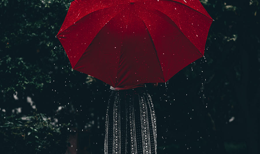 Naine vihmavarjuga