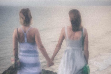 Kaks naist rannas koos